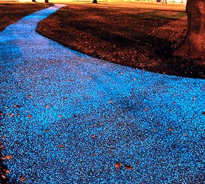 Svítící UV chodníky pro chodce