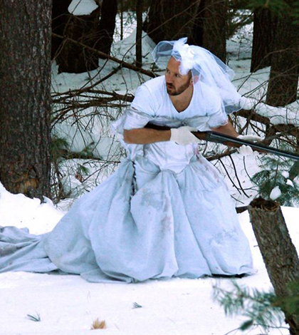 Muž našel 101 kreativních způsobů, jak využít svatební šaty své bývalé manželky