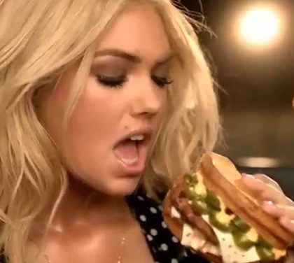 Máš hlad? Dej si cheeseburger s Kate Upton!