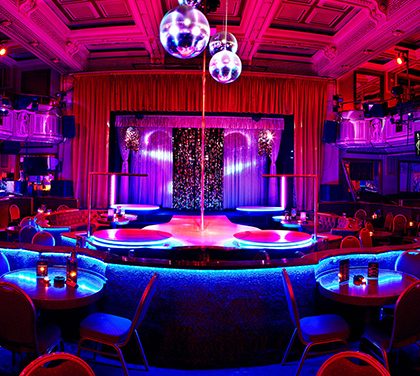 Narozeninová show v legendárním night clubu, která vás zaručeně „udělá“