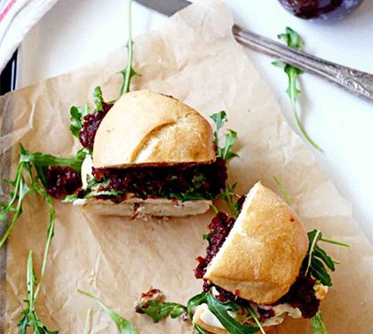 Kuřecí hamburger s mozzarellou a tomatovým džemem