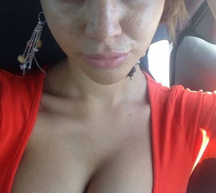 Pořádně velká prsa! Podívej se na sexy holky s hlubokým výstřihem!