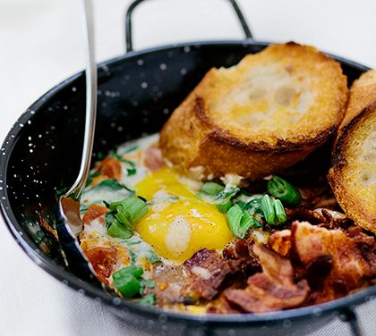 Vejce zapečené s rajčaty a slaninou – Ráno nebo večer rychle a chutně!