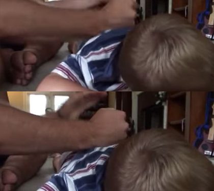 Táta bije svého syna, ale buďte si jisti, že ho za to budete milovat!