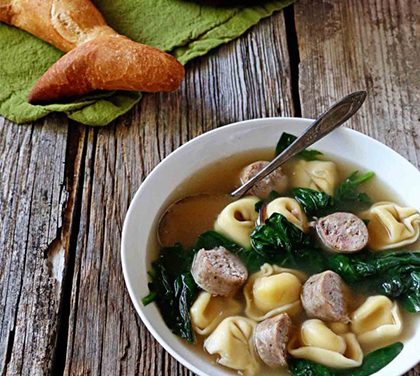 Letní rychlá polévka se špenátem a tortellini – Plná chuť, kterou si zamilujete!