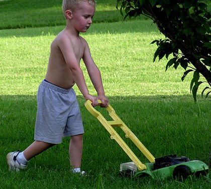 Jak sekat zahradu, když je dítě v dosahu?