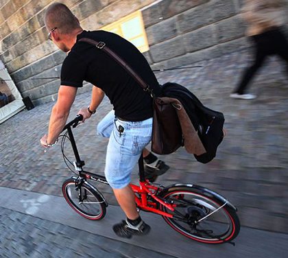 Každý den v zácpě? Skládací kolo vám usnadní život ve městě!