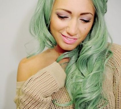 Zelená je tráva nebo holek hlava …