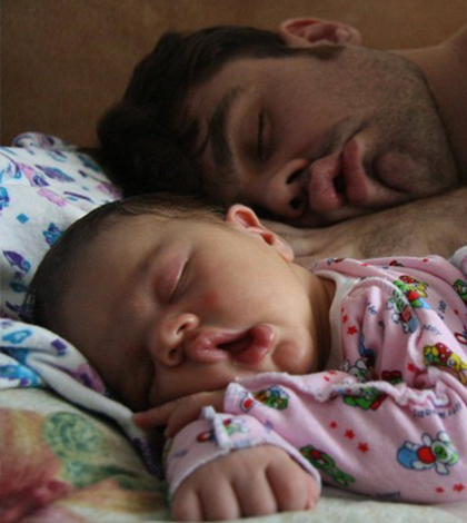 Spící tátové a jejich děti – Neuvěřitelná podobnost!