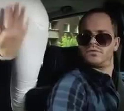 VIDEO: Blondýna v taxi! Podívejte se, co všechno na řidiče vystrčí!