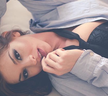 Proč vypadají ženy tak sexy v našich košilích a trenýrkách?