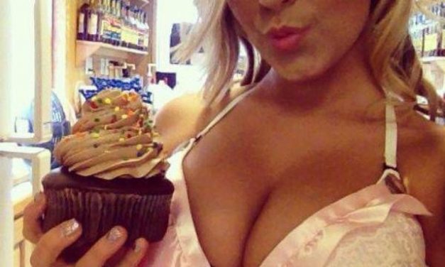 Jak se nenudit v práci nebo ve škole? Focení sexy selfie holky zabaví!