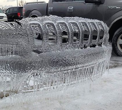 Ledový nárazník Jeepu se stal atrakcí parkoviště v Severní Karolíně