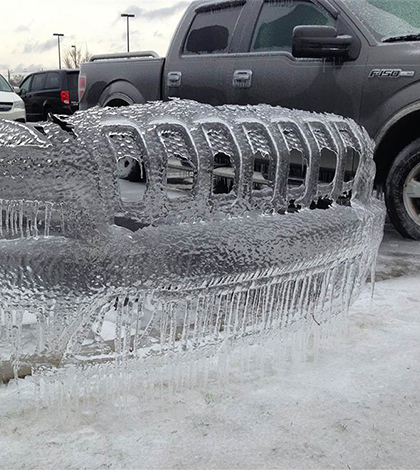 Ledový nárazník Jeepu se stal atrakcí parkoviště v Severní Karolíně