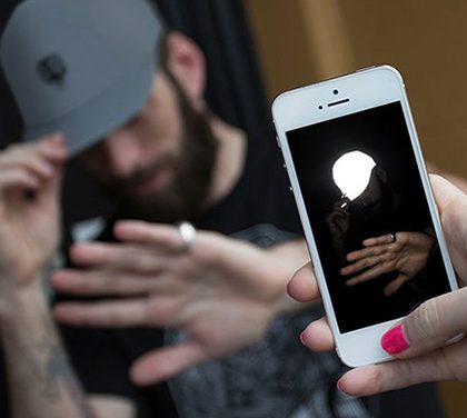 DJ vynalezl oblečení proti paparazzi – Na fotkách svítí!