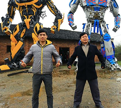 Táta a jeho syn staví sochy Transformers z kovového šrotu