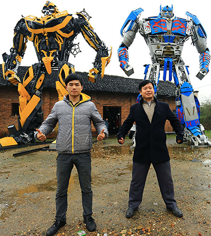 Táta a jeho syn staví sochy Transformers z kovového šrotu