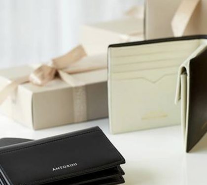 Různé outfity, jedna kožená peněženka – Jak by měla vypadat? Kdy s jejím vytáhnutím z kapsy neotálet?