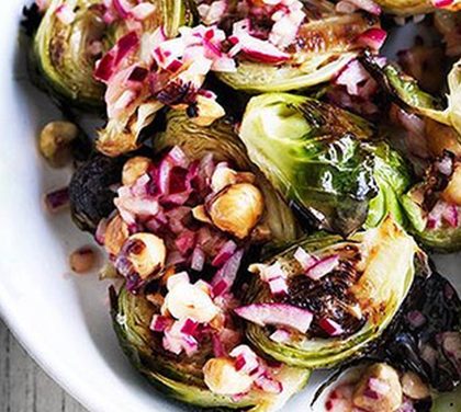 Perfektní příloha – Pečená růžičková kapusta s ořechy