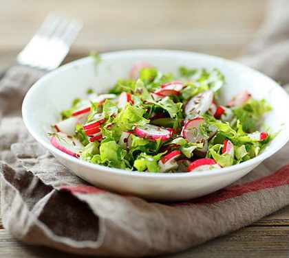 Stačí tři ingredience a lehký salát je hotový – Začněte si užívat jednoduchá a zdravá jídla