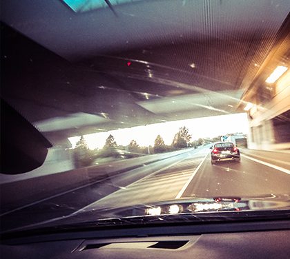 Prasklo vám čelní sklo? Provizorní oprava je jen krátkodobé řešení