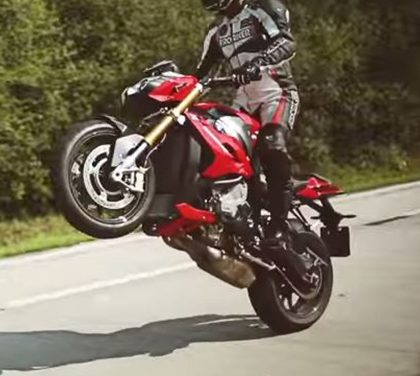 Moto šílenci na zadních a motivační video? Jde to k sobě?