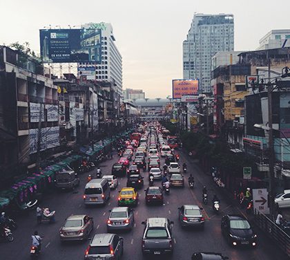 Věděli jste, že banky dávají cestovní pojištění k platební kartě?