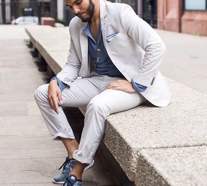 Tenisky a oblek dohromady? Na to si hodně rychle zvyknete!