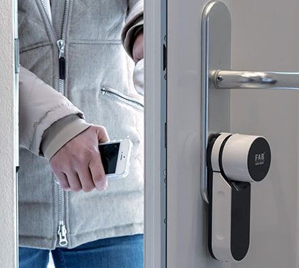 Smartphone místo klíčů? Dveře si  odemknete přejetím prstu po displeji