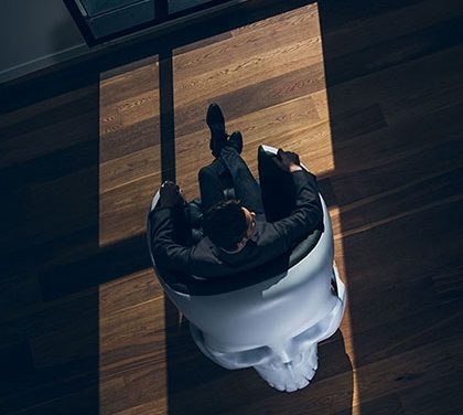 Chcete mít image stylového darebáka? V tomto křesle z vás bude mít každý respekt