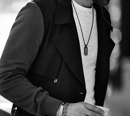 PRŮVODCE NOŠENÍ: Jak nosit pánské prsteny a co o vás tyto doplňky říkají?