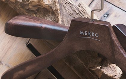 Když pověsit, tak stylově! Ručně vyrobená, masivní ramínka za dřeva Mekko