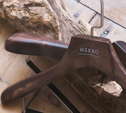 Když pověsit, tak stylově! Ručně vyrobená, masivní ramínka za dřeva Mekko