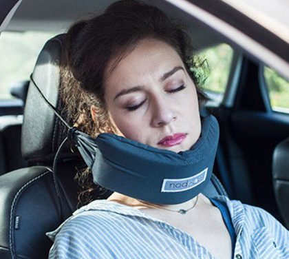 Slintá vám přítelkyně za jízdy do sedačky? Pořiďte jí držák hlavy pro pohodlné auto-spaní