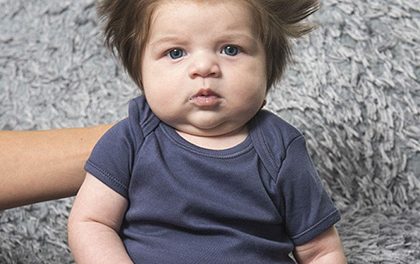 2 měsíční klučík má pravděpodobně víc vlasů než ty! Mrkej na nejšílenější dětský účes vůbec!