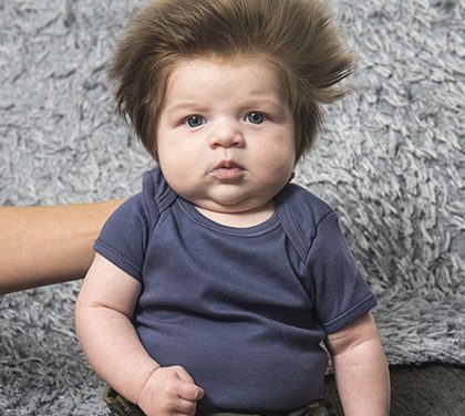 2 měsíční klučík má pravděpodobně víc vlasů než ty! Mrkej na nejšílenější dětský účes vůbec!