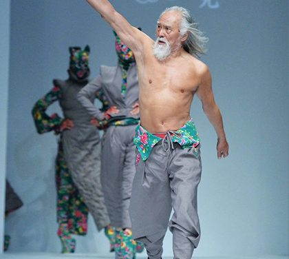 80 dědeček jako model! Na mole zářil a zastínil své o dekády mladší kolegy!