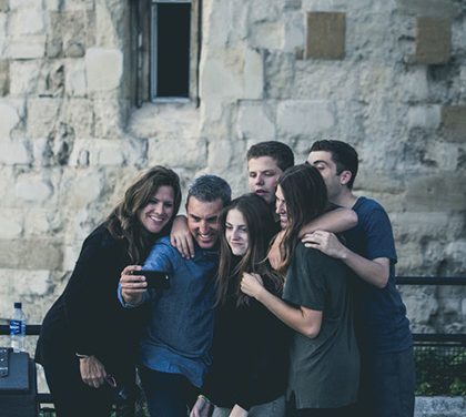 Fotografování selfie – Proč je to se selfie tyčí vždycky lepší?