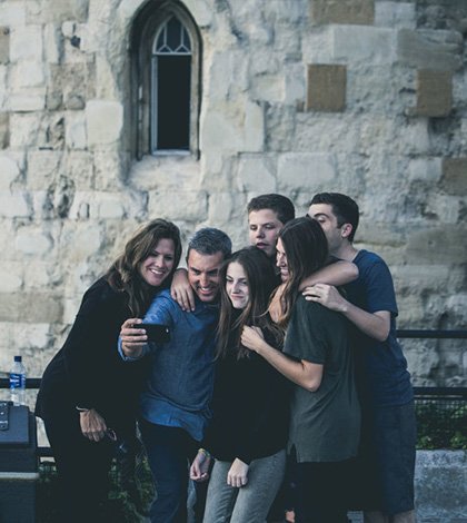 Fotografování selfie – Proč je to se selfie tyčí vždycky lepší?