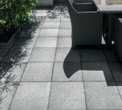 Zahradu svým moderním vzhledem zkrášlí vymývaná dlažba