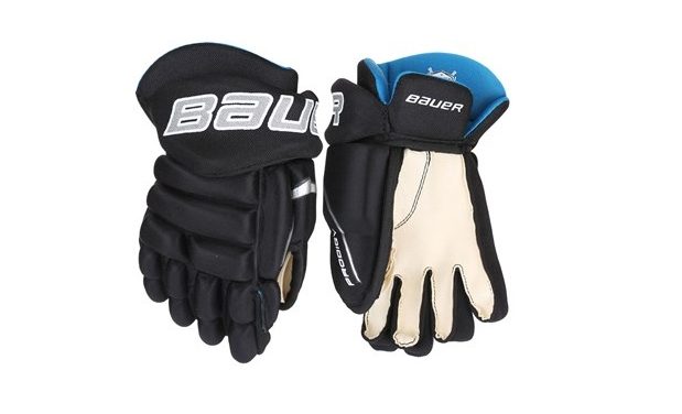 Nákup hokejových rukavic: Na tyto 3 aspekty nesmíte zapomenout