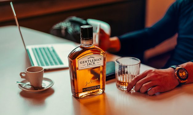 Poctivé řemeslo a dvakrát filtrovaná whiskey tvoří dokonalý gentlemanský set