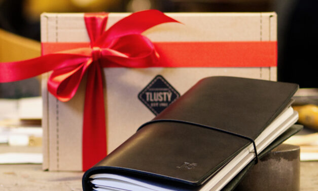 Brašnářství Tlustý představuje tip na vánoční dárek – Luxusní kožený zápisník na míru vašemu stylu