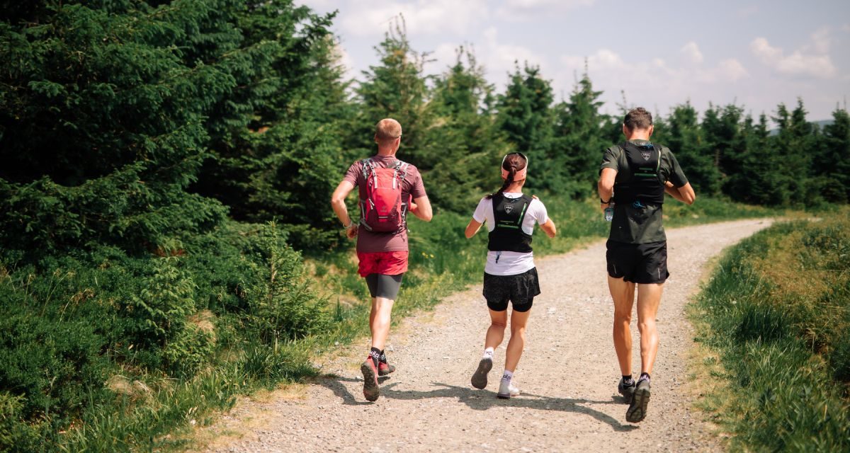Běžecký batoh, vesta nebo ledvinka – vybírejte podle délky a náročnosti trasy