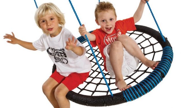 Zahradní houpačky a další prvky, které potěší malé děti