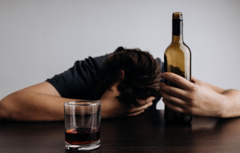 Závislost na alkoholu může potkat každého. Jak poznáte, že se týká vás nebo vašich blízkých?