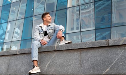 Přivítejte jaro a pořiďte si nové pánské tenisky. Které skvěle oživí váš outfit?