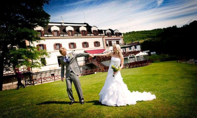 Svatba v romantickém hotelu Mlýn Karlštejn: Kouzelné ANO přímo pod hradem