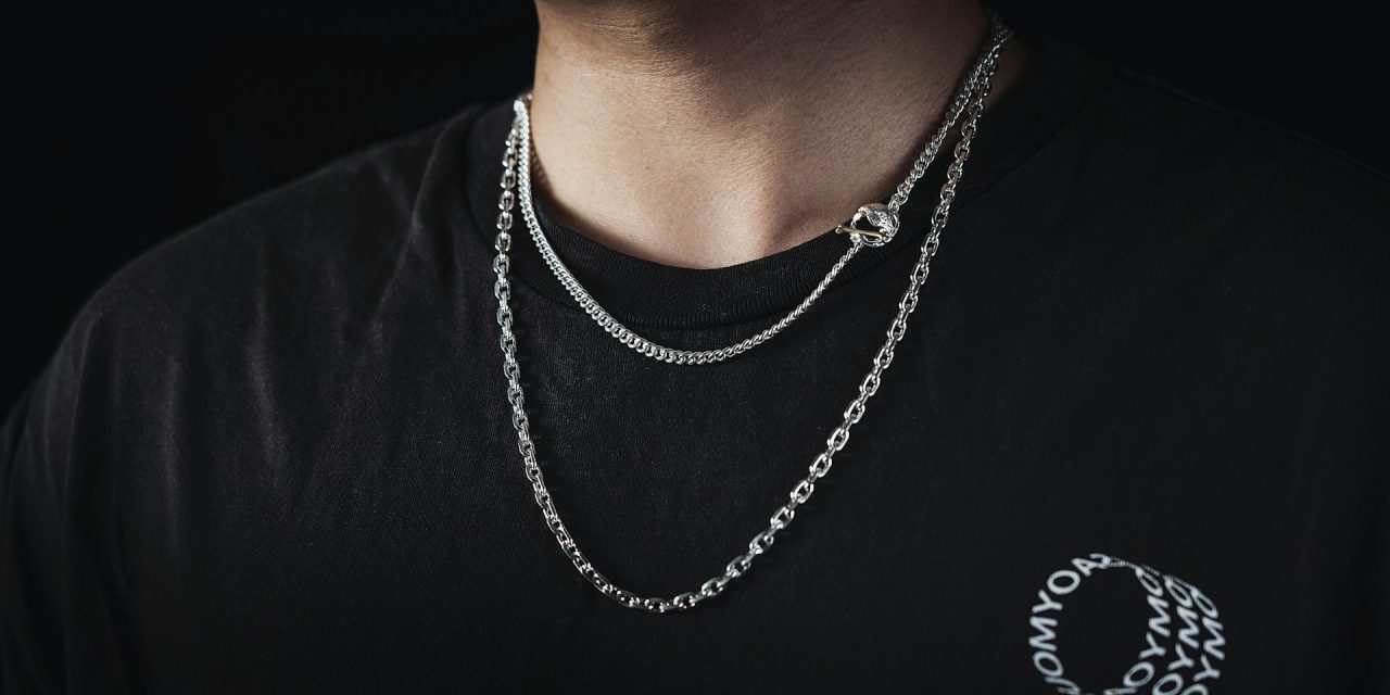Pánské řetízky na krk: Průvodce světem doplňků, které mají styl