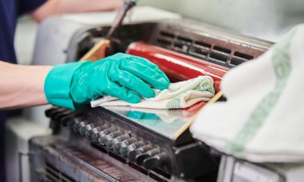 Společnost Mewa nastavuje standardy pro větší udržitelnost díky svému systému opakovaně použitelných čisticích utěrek